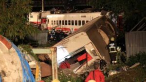 مقتل 36 شخص في قطار تايواني