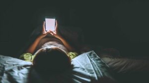تصفح وسائل التواصل الاجتماعي في لأوقات متأخرة من الليل، وتأثيره على نوم المراهقين